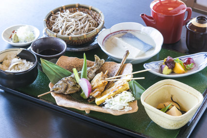 庭園に臨む飲食施設では、忍野村の名物が中心の日本料理をご堪能ください。