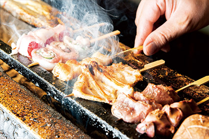大山鶏の焼き鳥と豚バラ肉を巻いた串焼きはどちらもとびきり美味