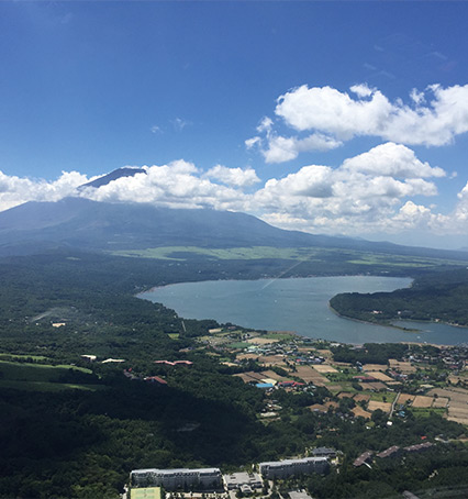 ヘリコプターの機内から見る富士山と山中湖