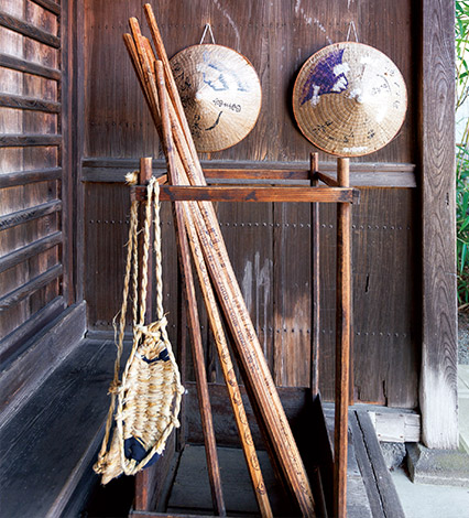 富士講徒らの登拝具としての展示、すげ笠・金剛杖・草鞋（御師 旧外川家住宅）。