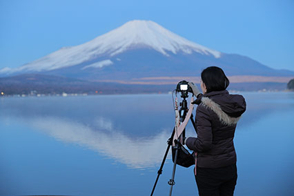 山中湖の湖畔で早朝の富士山を写真に収める