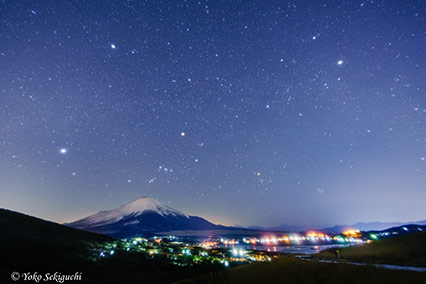 冬の大三角形が見事なパノラマ台から見る富士山（関口さん撮影）