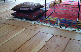 無垢のレッドパインによる床仕上げ。年を経るごとに風合いを増す。