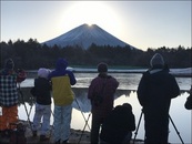 富士本栖湖リゾートでダイヤモンド富士　池の水面に写るダブルダイヤモンド富士も