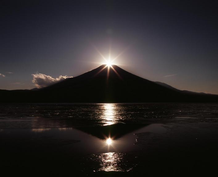 山中湖の「ダイヤモンド富士」。富士山頂と太陽が重なり合う瞬間、奇跡の絶景があなたを包み込みます。