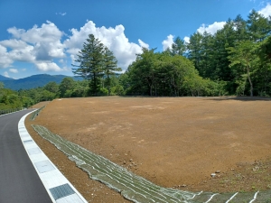 東西に連なる森を借景に陽だまりが広がるプライベートテラス（西区1丁目32番地）